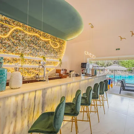 فندق Zoe Hotel, Trypiti & Hive Water Park