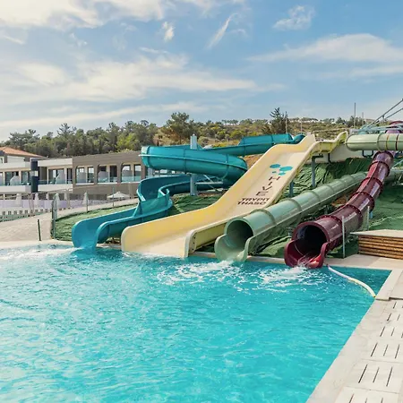 فندق Zoe Hotel, Trypiti & Hive Water Park